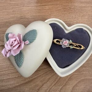 Vintage 1928 Brand Gold Tone Pink Porcelain Rose Bar Pin Brooch